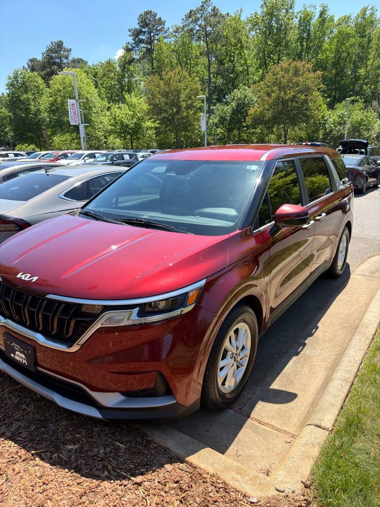 Used 2022 Kia Carnival LX image 2