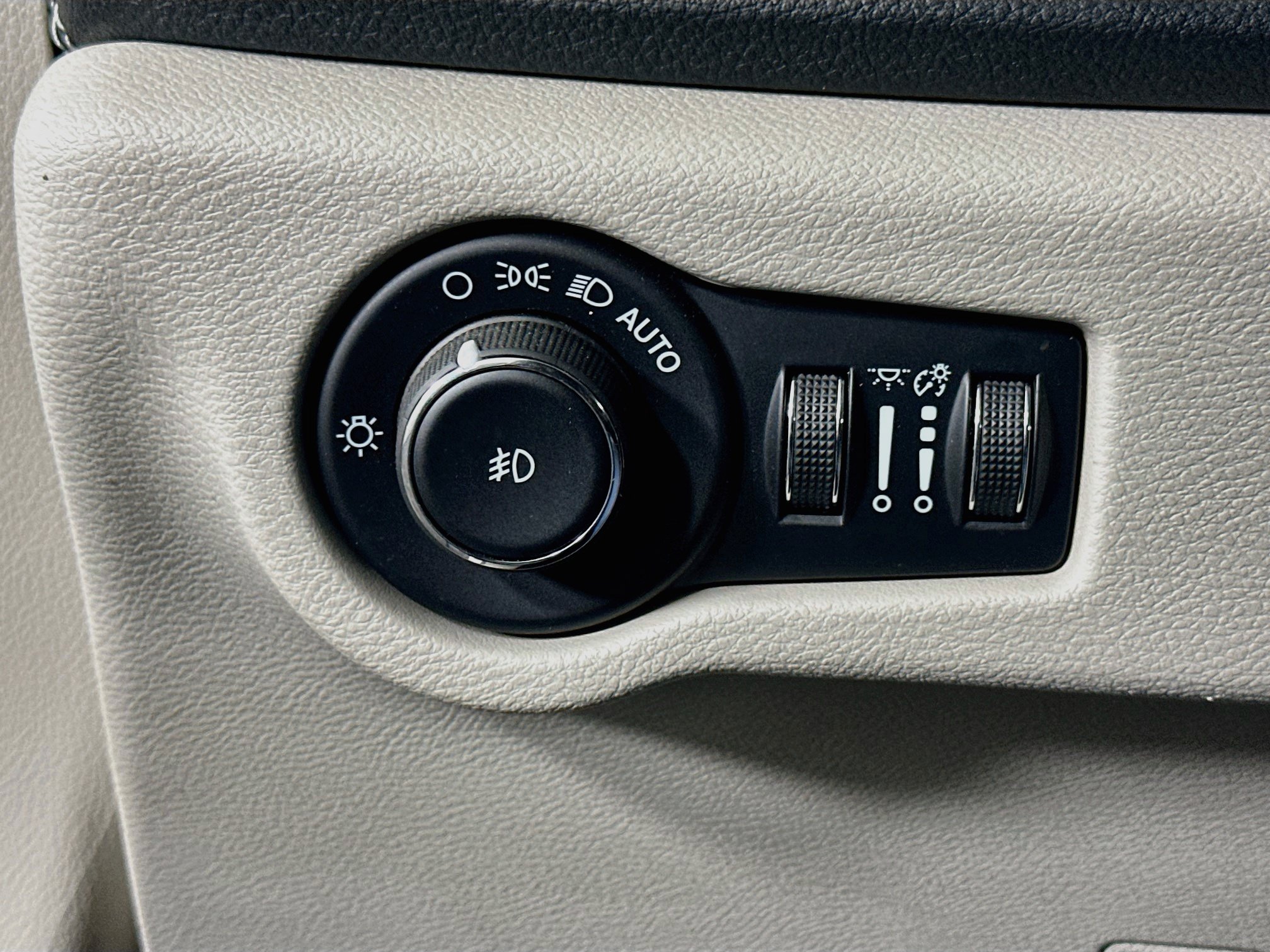 Used 2023 Chrysler Pacifica Touring-L AWD/4WD image 17