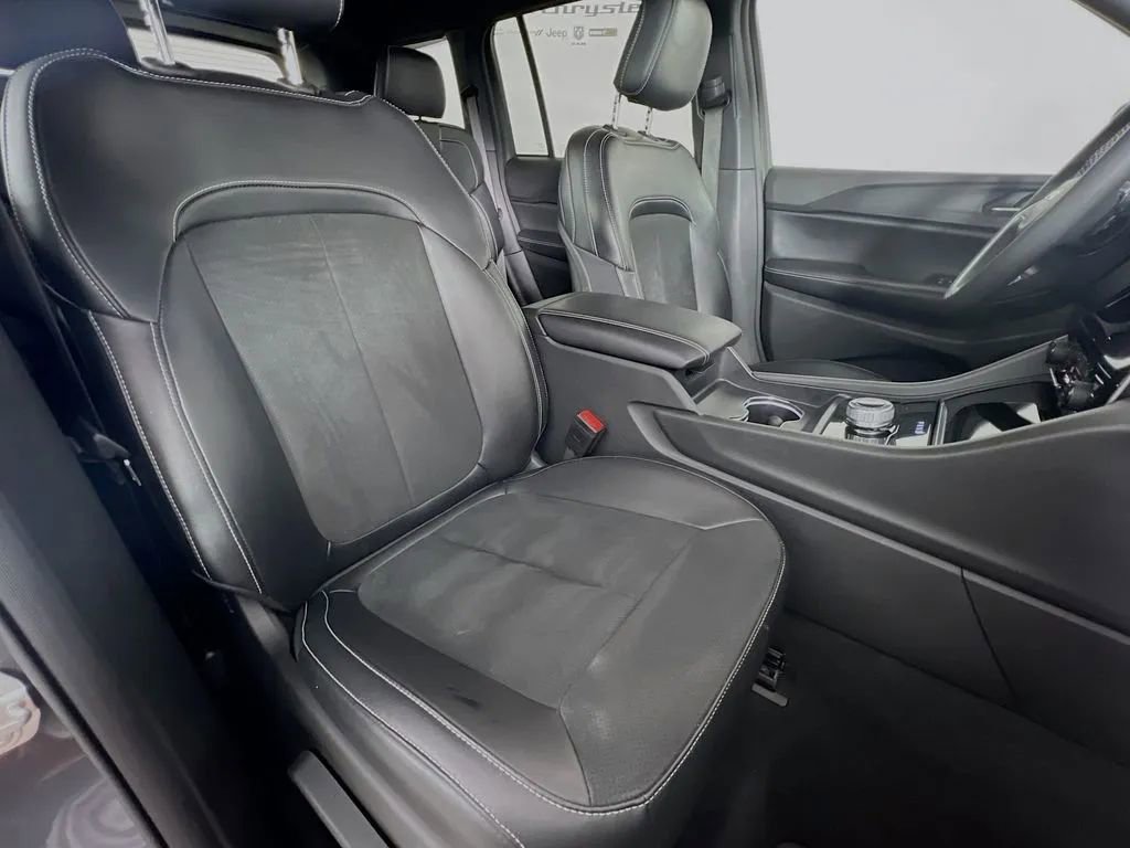 Used 2024 Jeep Grand Cherokee Altitude AWD/4WD image 27