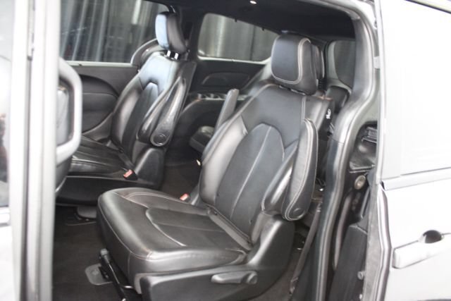 Used 2019 Chrysler Pacifica Touring-L w/ S Appearance Package FWD image 19
