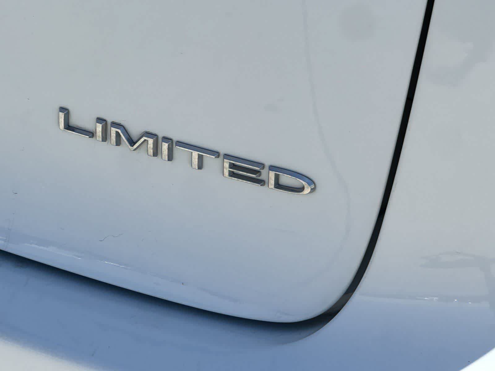Used 2023 Chrysler Pacifica Limited FWD image 29