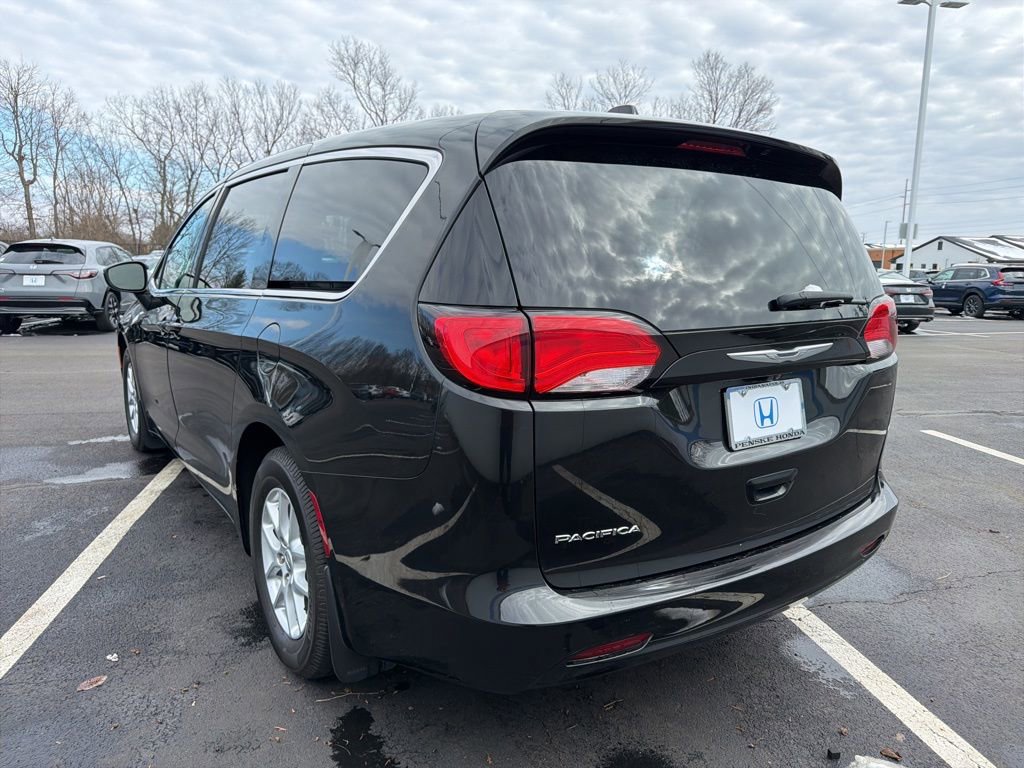 Used 2017 Chrysler Pacifica Touring image 3