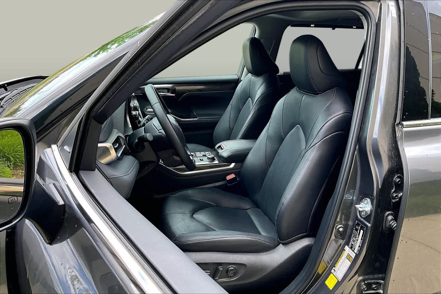 Used 2025 Toyota Highlander Limited AWD/4WD image 9