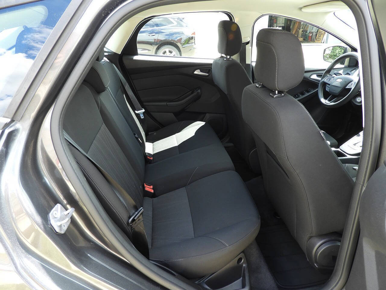 Used 2018 Ford Focus SE FWD image 27