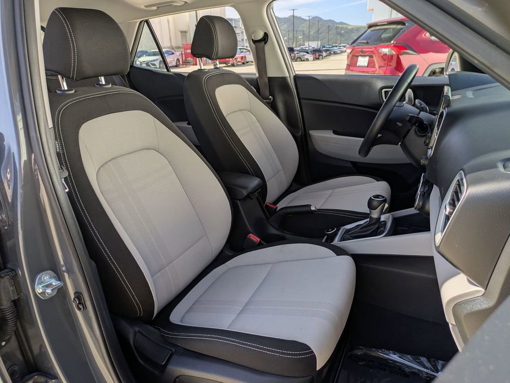 Used 2025 Hyundai Venue SEL image 28