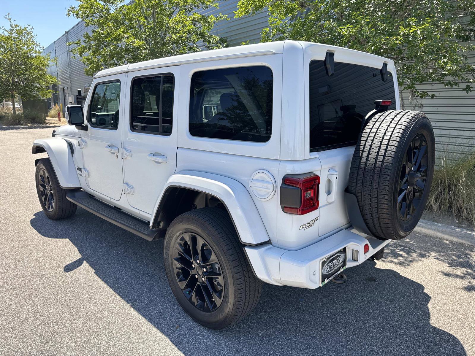 Used 2022 Jeep Wrangler Unlimited Sahara AWD/4WD image 3