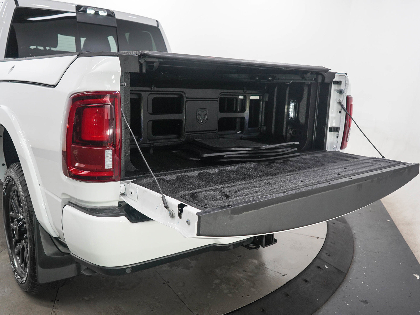 Used 2025 RAM 3500 Limited AWD/4WD image 9