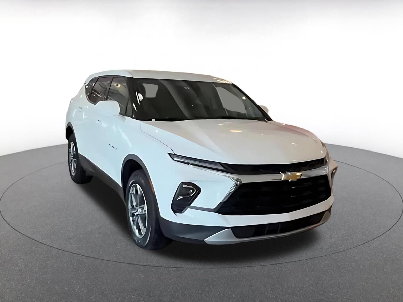 Used 2025 Chevrolet Blazer LT FWD image 3