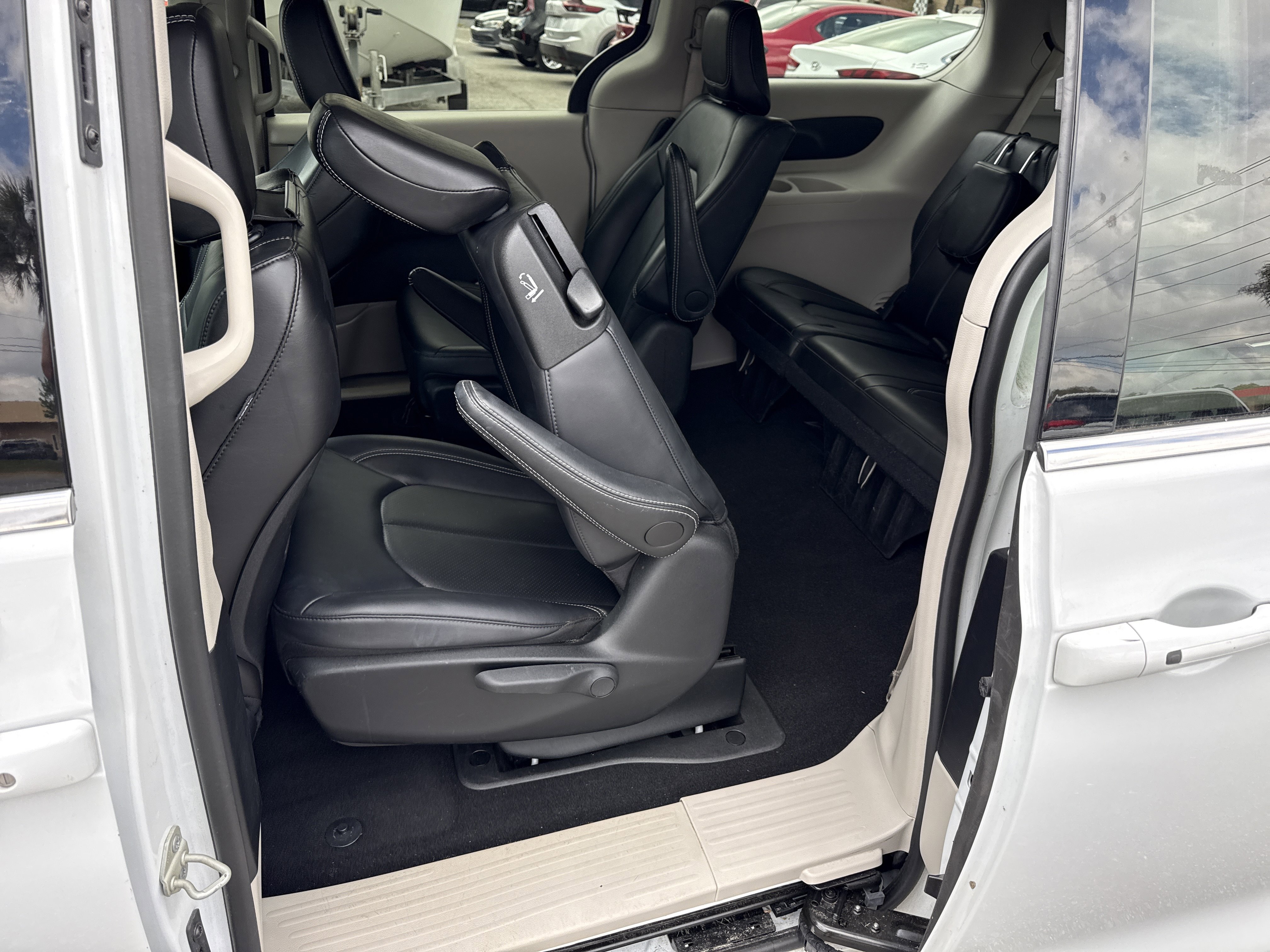 Used 2024 Chrysler Pacifica Select image 8