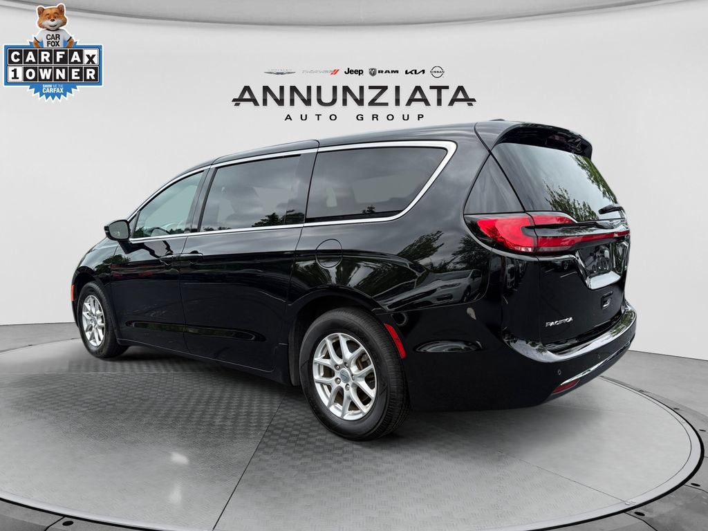 Used 2025 Chrysler Pacifica Select FWD image 3