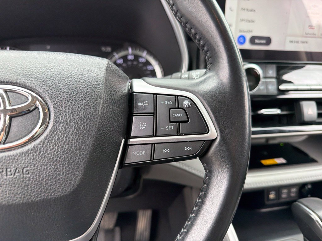 Used 2024 Toyota Highlander XLE AWD/4WD image 17