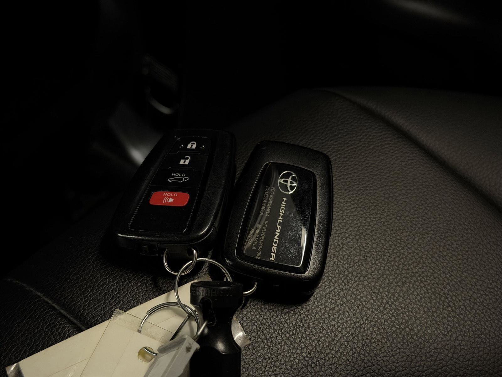 Used 2023 Toyota Highlander XLE AWD/4WD image 44