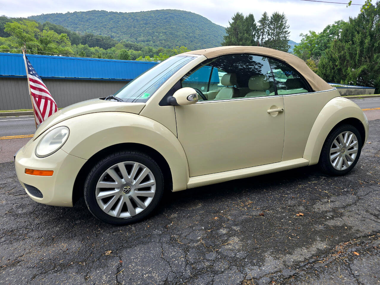 Used 2008 Volkswagen Beetle SE image 1