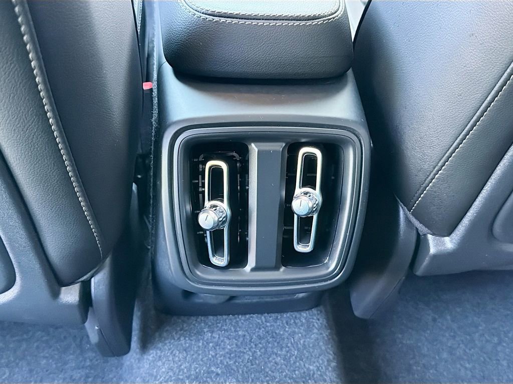 Used 2025 Volvo XC40 B5 Plus image 9