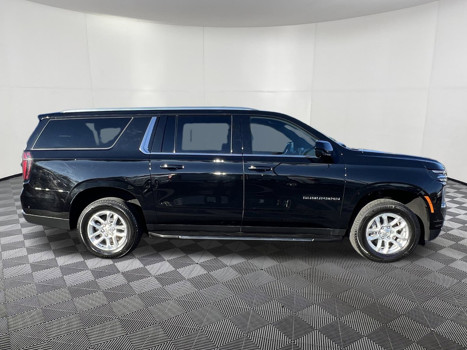 Used 2025 Chevrolet Suburban LT image 7