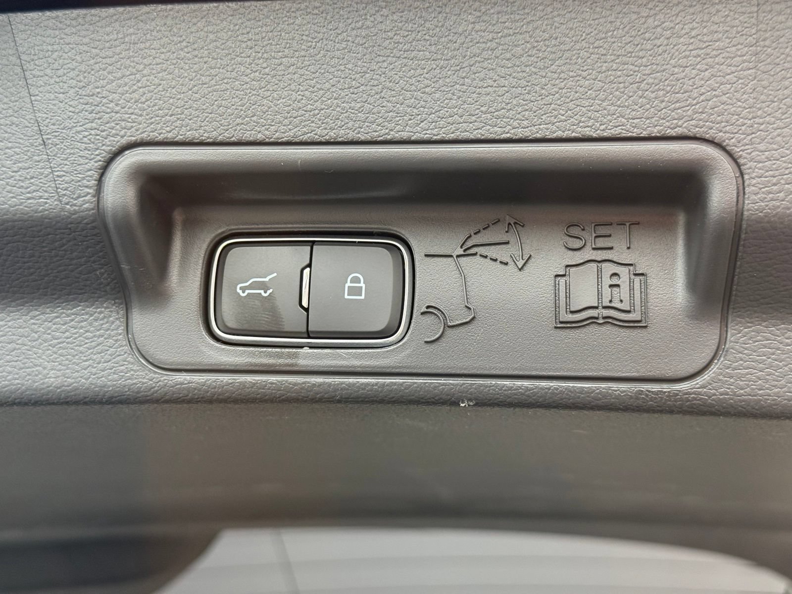Used 2025 Ford Explorer Active AWD/4WD image 44