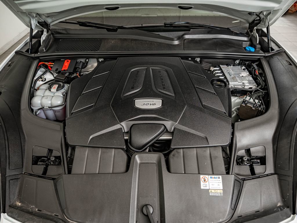 Certified 2023 Porsche Cayenne Platinum Edition image 47