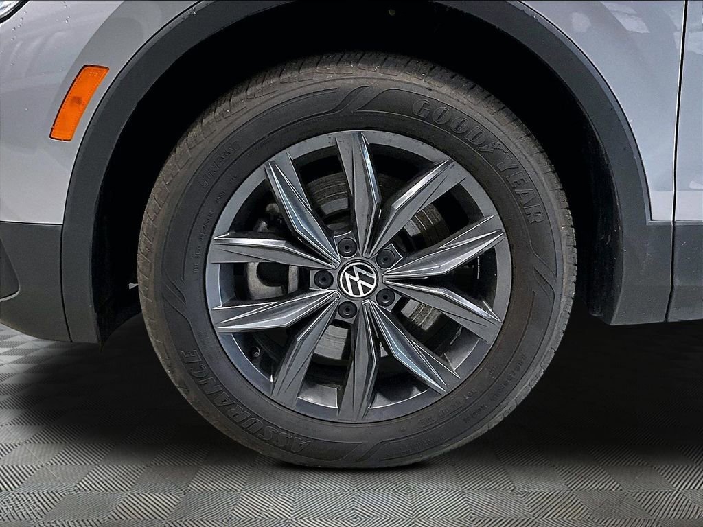 Used 2023 Volkswagen Tiguan SE w/ Panoramic Sunroof Package AWD/4WD image 28
