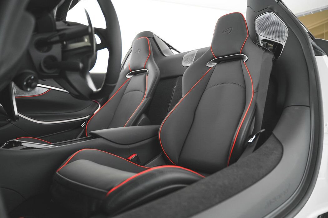 Used 2025 McLaren Artura Spider RWD image 8