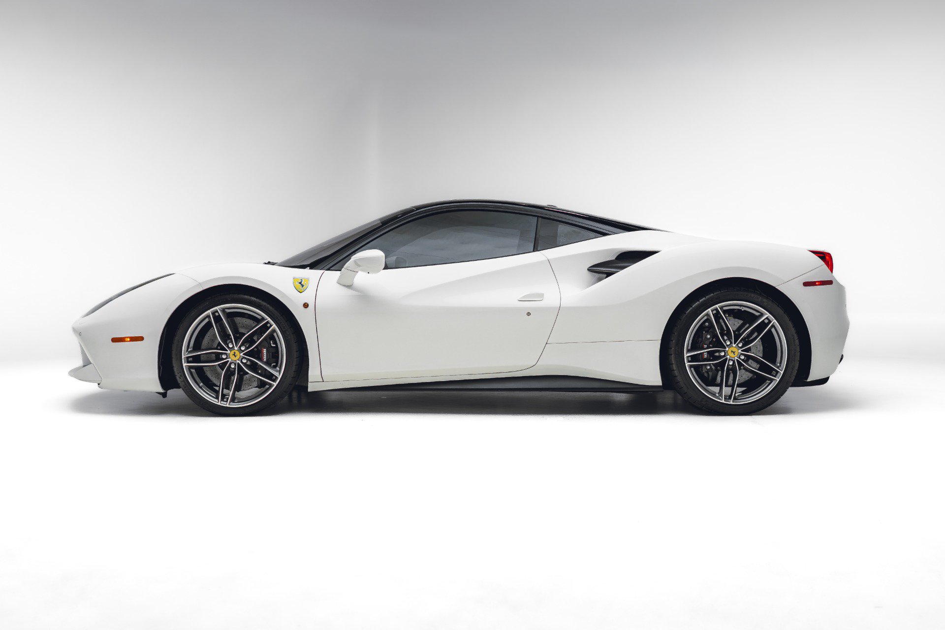 Used 2018 Ferrari 488 GTB RWD image 3