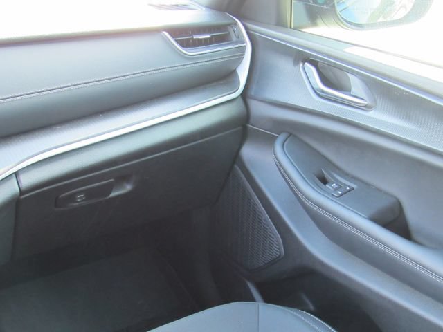 Used 2025 Jeep Grand Cherokee L Laredo RWD image 20