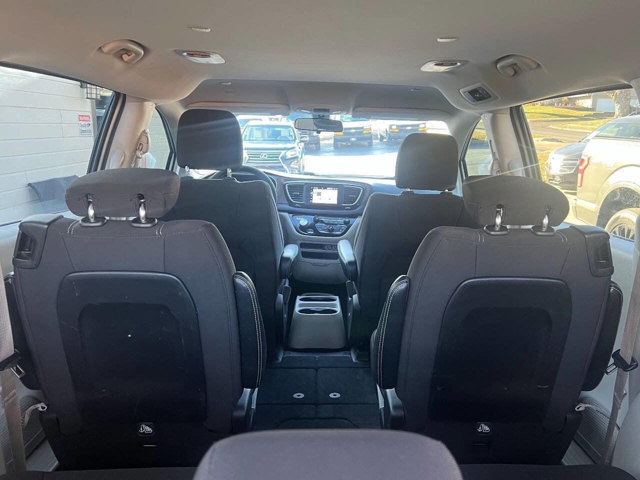 Used 2022 Chrysler Voyager LX image 16