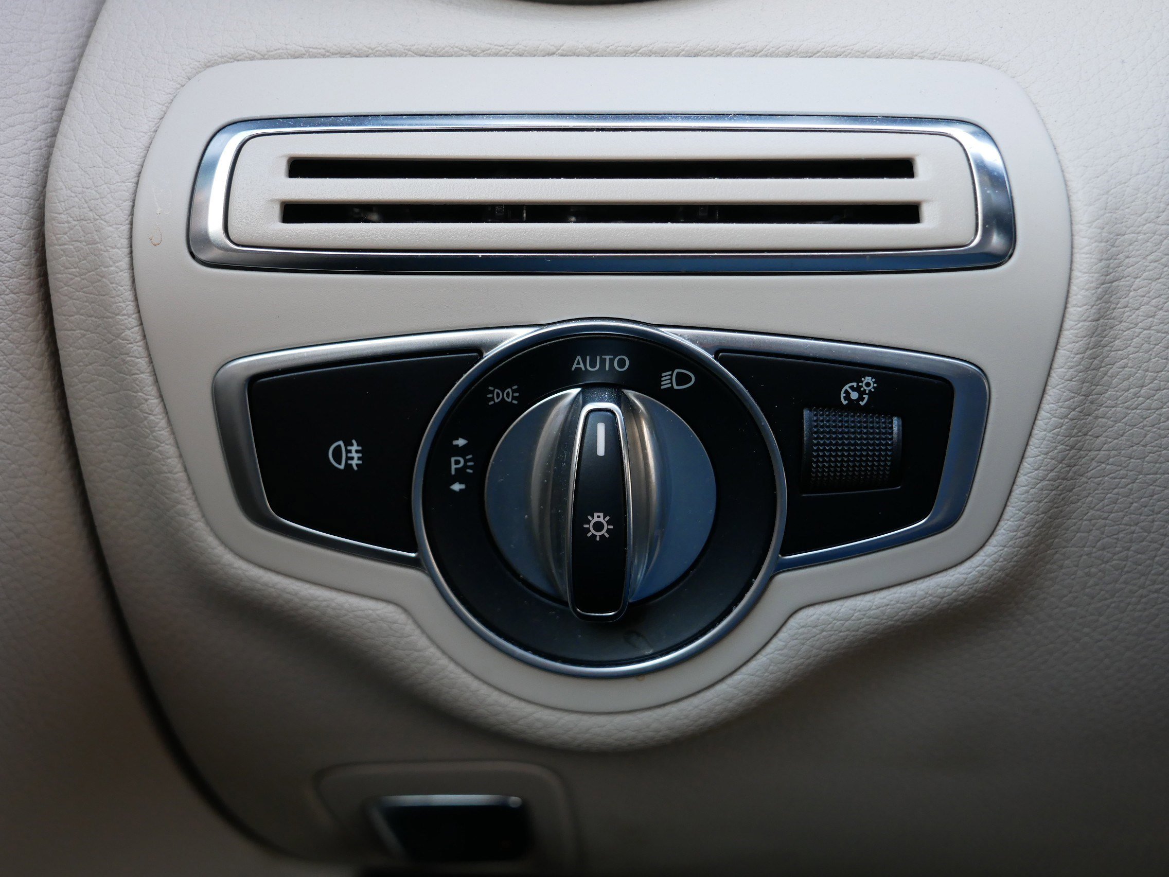 Used 2019 Mercedes-Benz C 300 4MATIC Sedan image 26