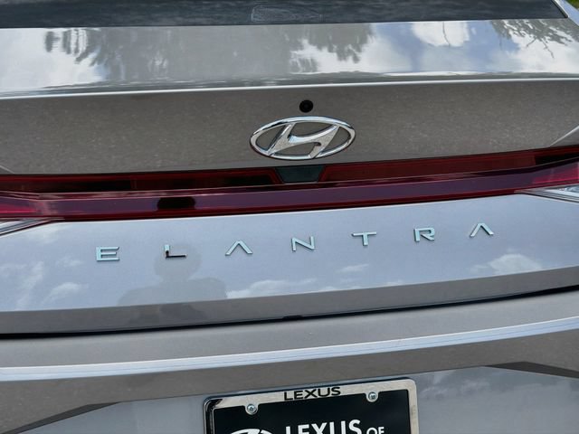 Used 2021 Hyundai Elantra SE FWD image 11