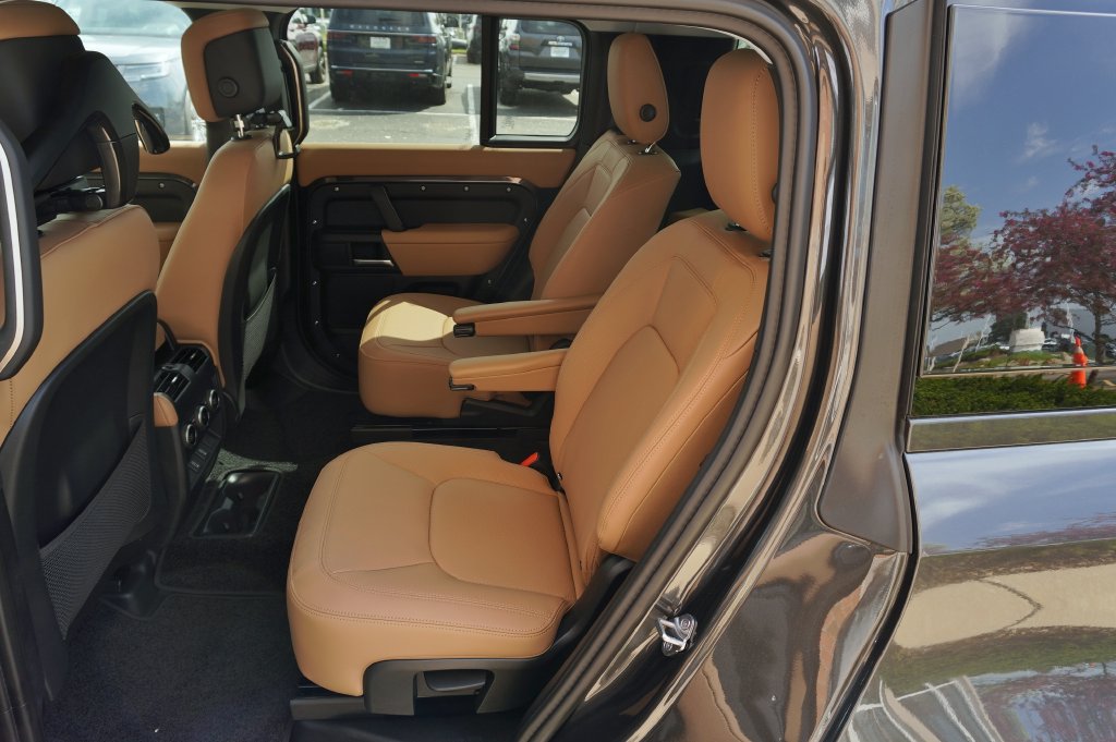Certified 2026 Land Rover Defender 130 X-Dynamic SE AWD/4WD image 32
