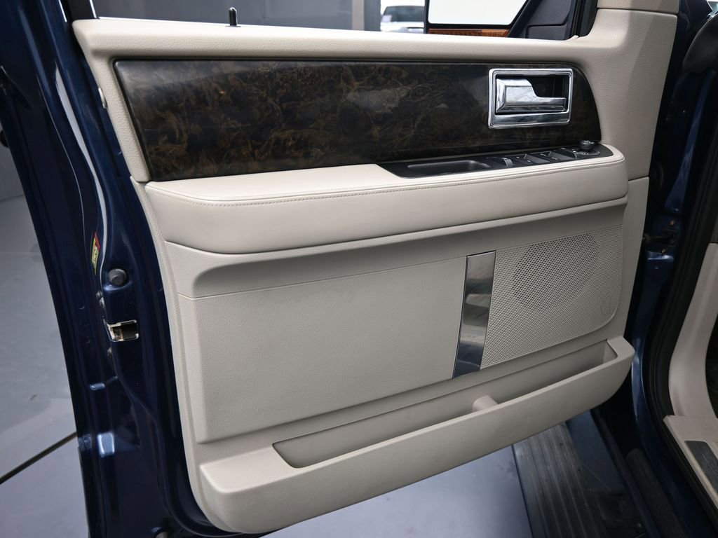 Used 2016 Lincoln Navigator Select image 18