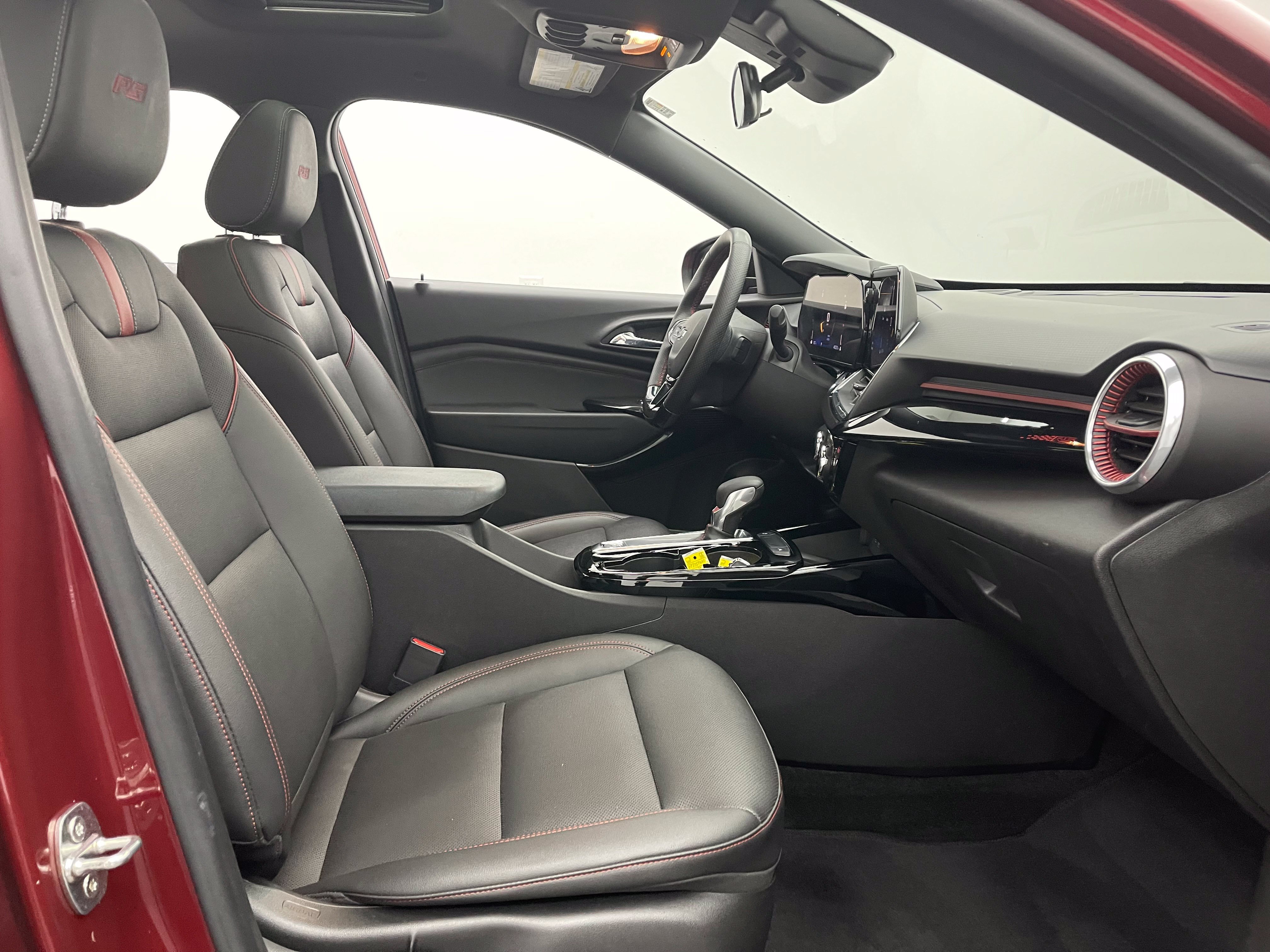 Used 2024 Chevrolet Trax RS w/ Sunroof Package FWD image 33