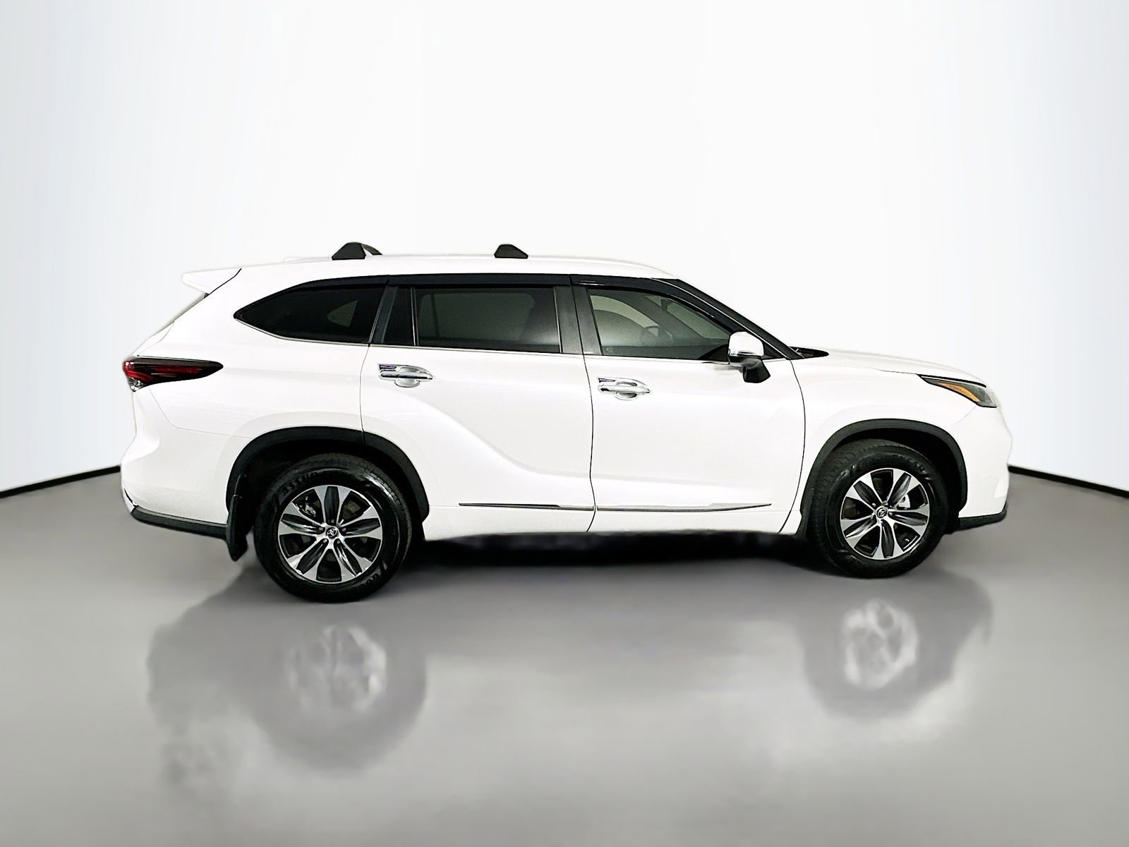 Used 2024 Toyota Highlander XLE AWD/4WD image 8