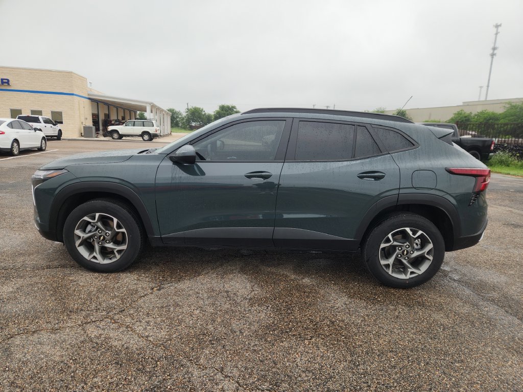 Used 2025 Chevrolet Trax LT FWD image 4