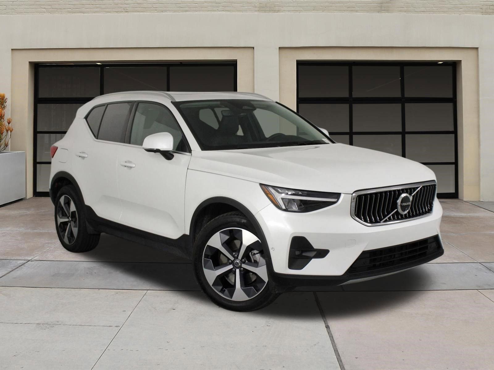 Certified 2025 Volvo XC40 B5 Plus image 34