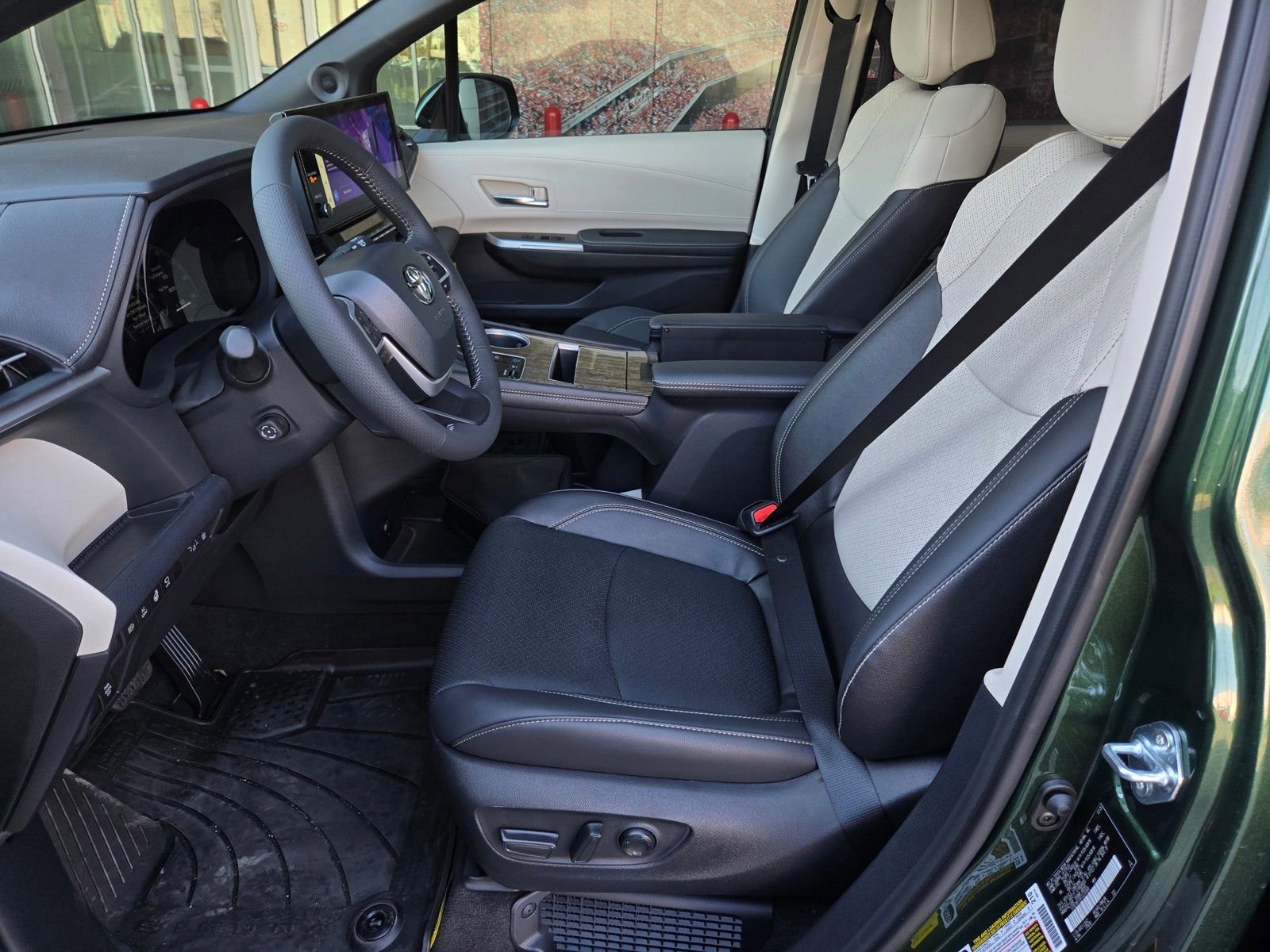 Certified 2026 Toyota Sienna Platinum image 18