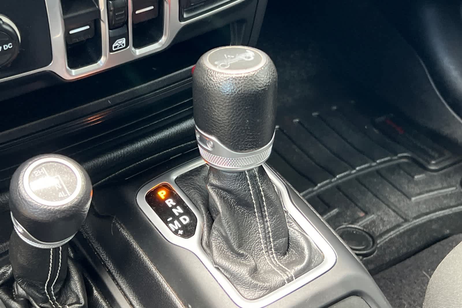 Used 2018 Jeep Wrangler Unlimited Sahara w/ Uconnect 4C Nav & Sound Group AWD/4WD image 24