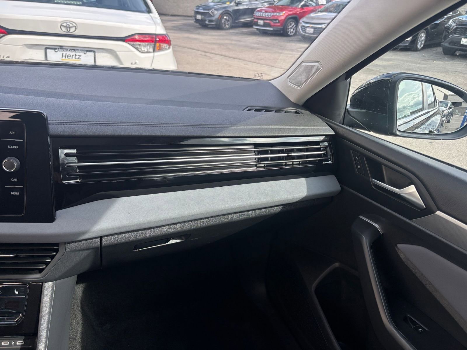 Used 2025 Volkswagen Jetta SE image 35