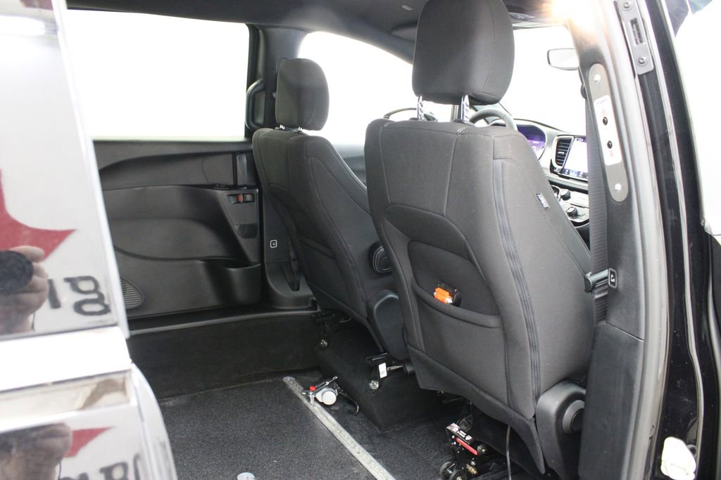 Used 2024 Chrysler Pacifica Touring image 20