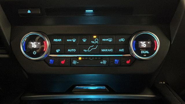 Used 2018 Ford Expedition Max XLT w/ Equipment Group 202A AWD/4WD image 17
