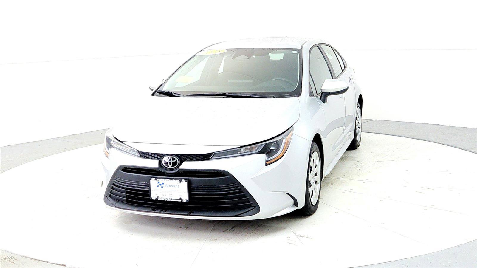 Used 2023 Toyota Corolla LE image 2