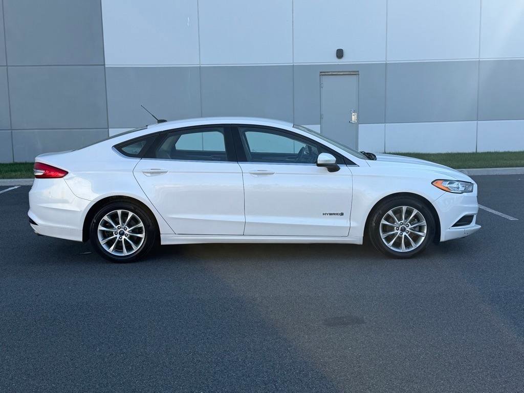 Used 2017 Ford Fusion SE image 4