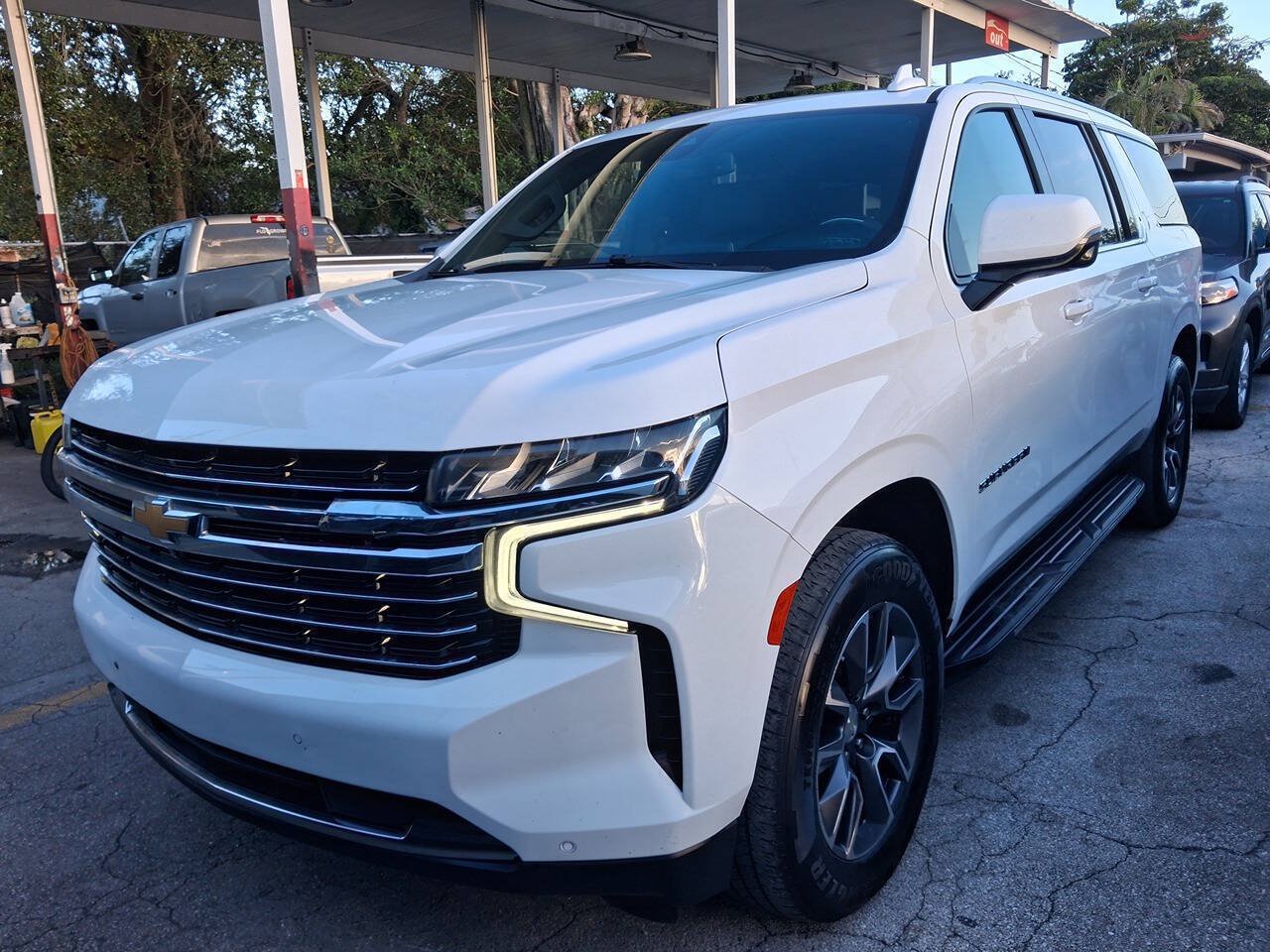 Used 2021 Chevrolet Suburban LT w/ LT Signature Package RWD image 2
