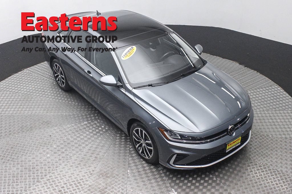 Used 2025 Volkswagen Jetta SE FWD image 3