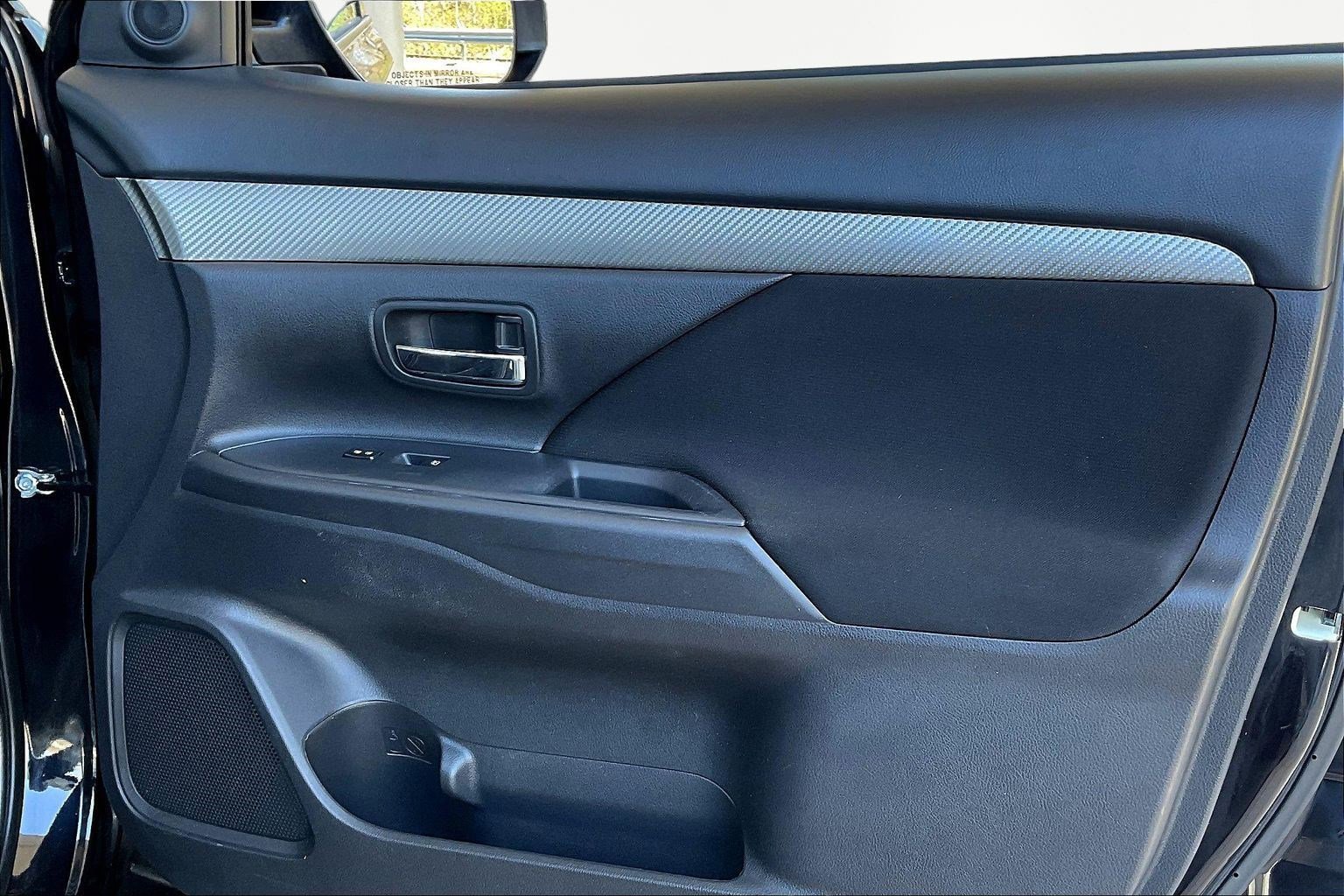 Used 2017 Mitsubishi Outlander SE image 27