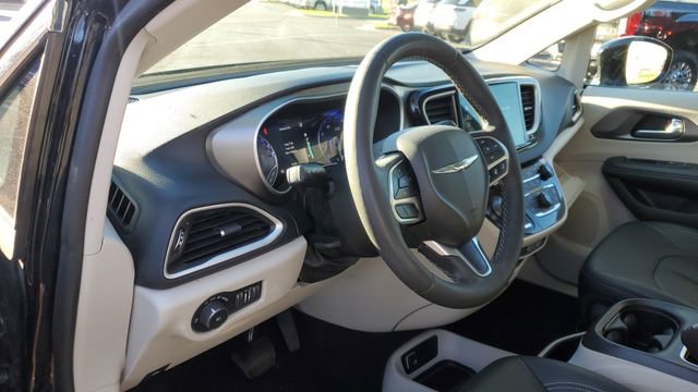 Certified 2024 Chrysler Pacifica Touring-L image 8