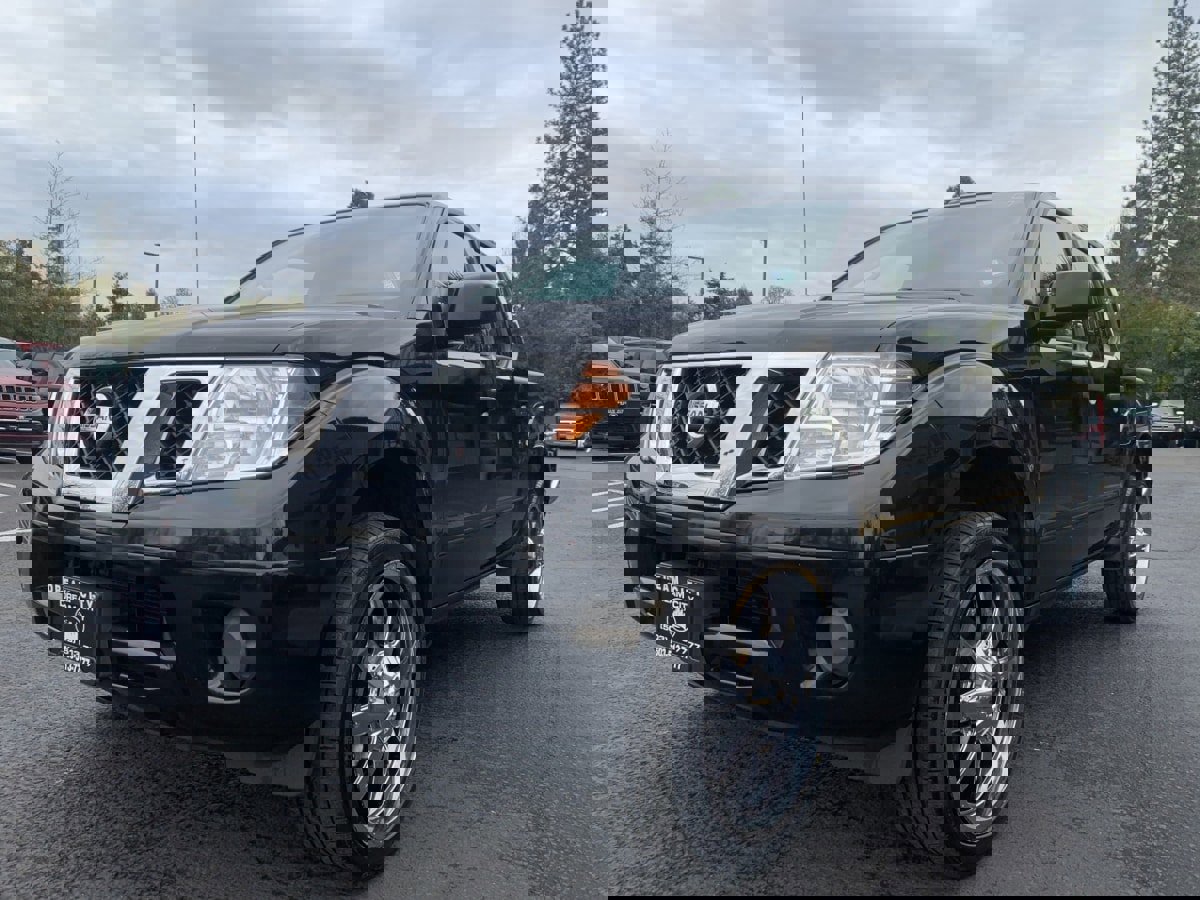 Used 2016 Nissan Frontier SV image 2