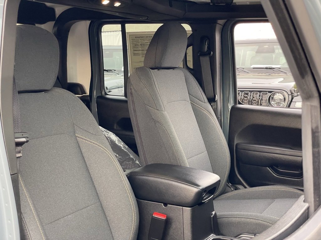 Certified 2025 Jeep Gladiator Sport image 19