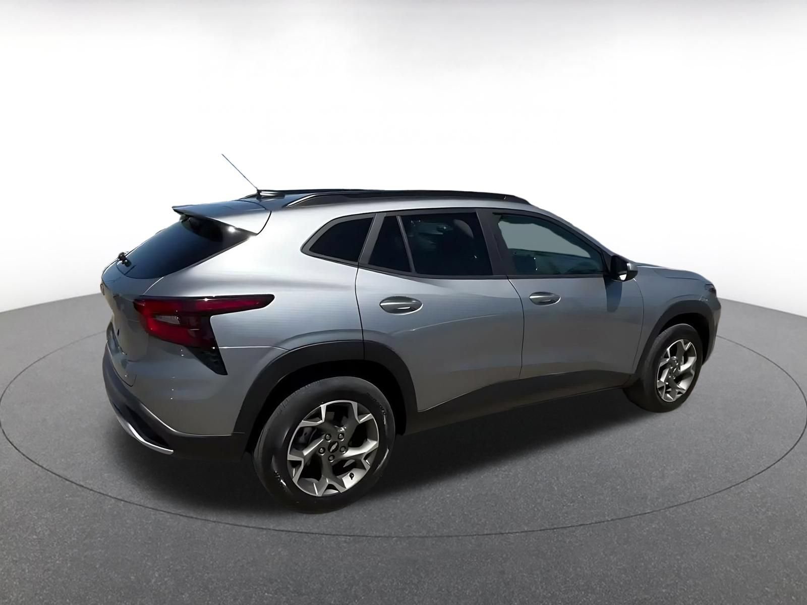 Used 2025 Chevrolet Trax LT FWD image 13
