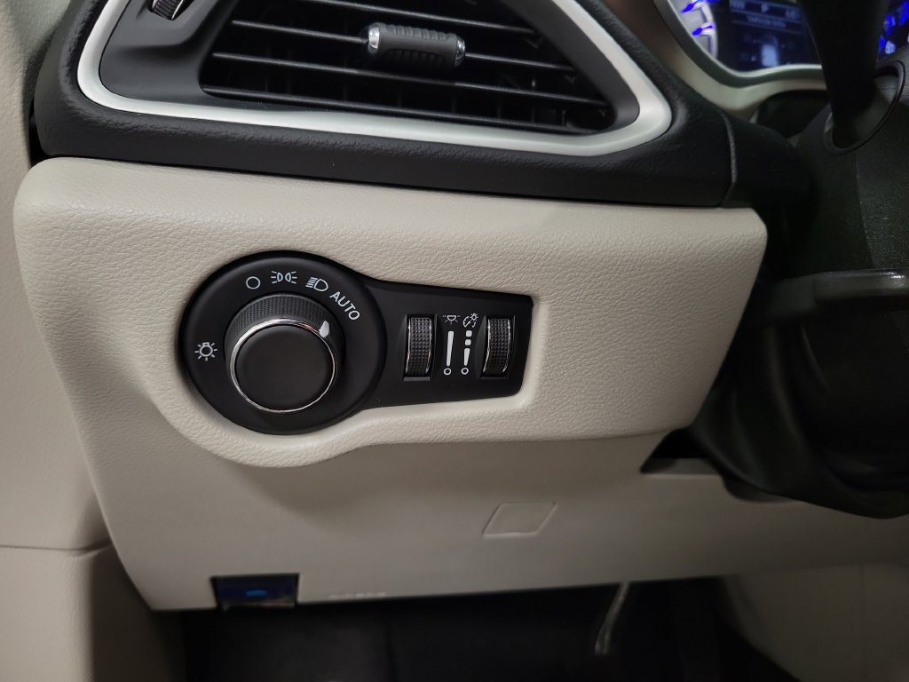 Used 2022 Chrysler Voyager LX FWD image 27