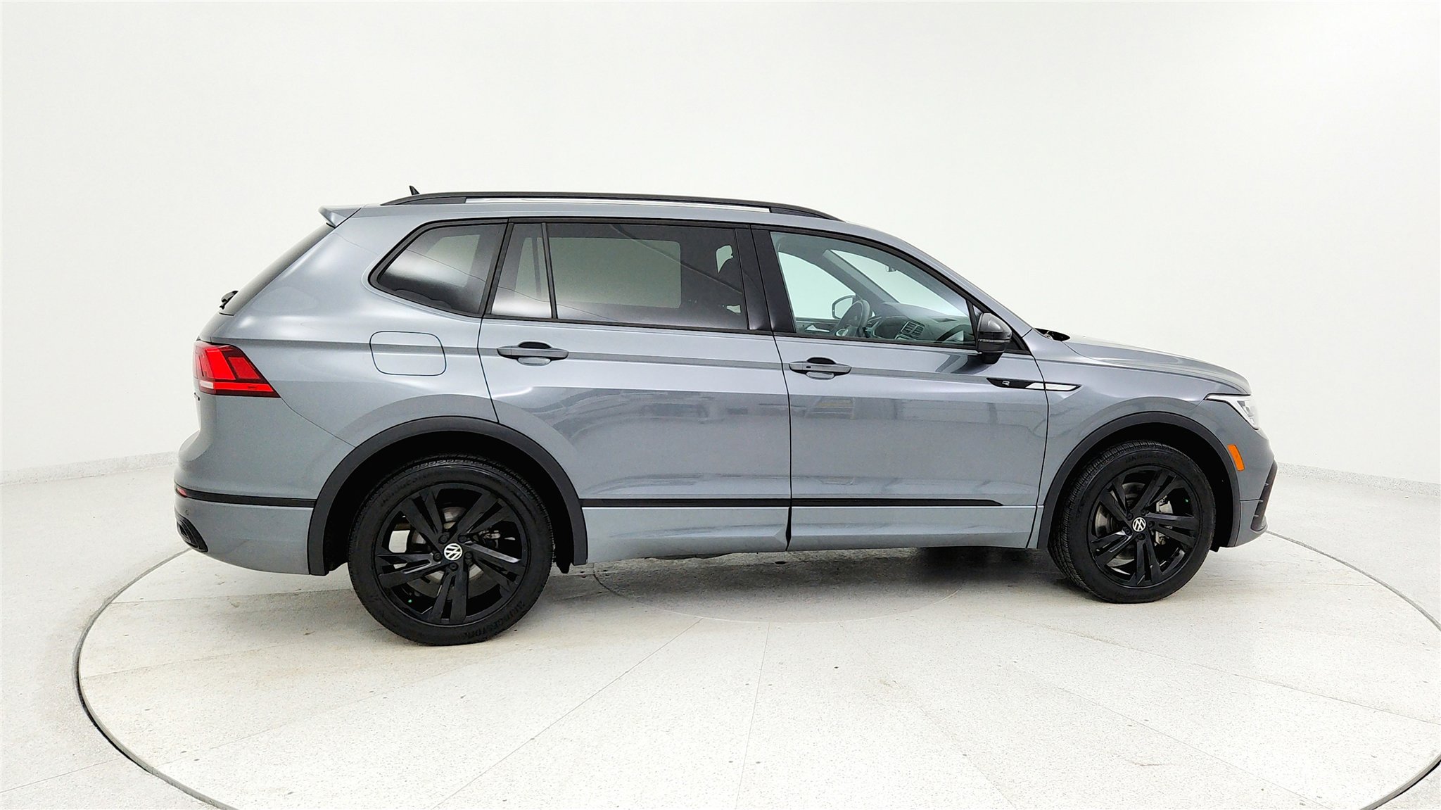 Used 2023 Volkswagen Tiguan SE R-Line image 5
